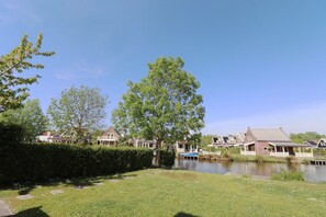Property grounds - Bungalow by Water near Rotterdam (Simonshaven)