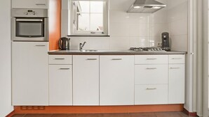 Private kitchen - Bungalow by Water near Rotterdam (Simonshaven)