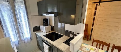 Réfrigérateur, micro-ondes, four, lave-vaisselle