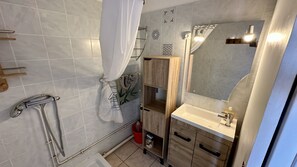 Douche, sèche-cheveux