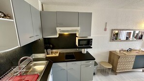 Réfrigérateur, micro-ondes, four, plaque de cuisson