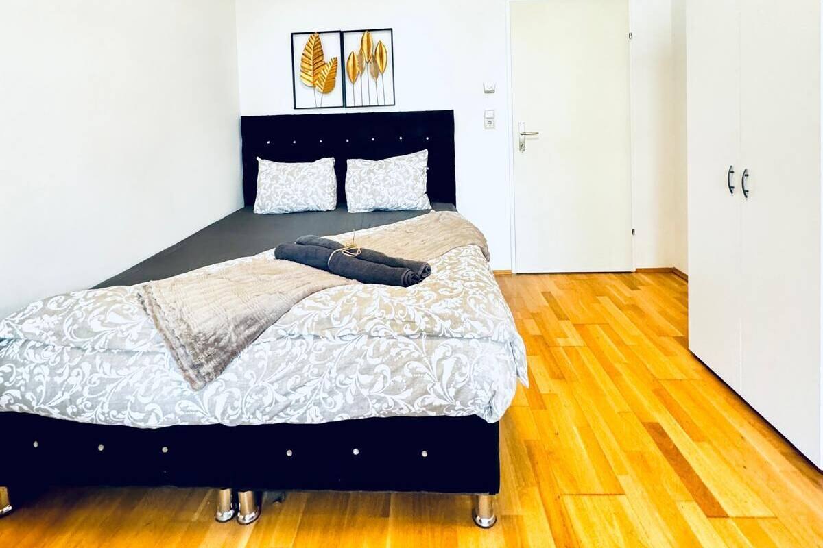 Een slaapkamer met een bed, een kledingkast en een deur.