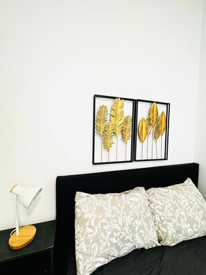 Basic Room | Iron/ironing board, free WiFi - Cozy 2BR for 5 Near Schönbrunn (Vienna)