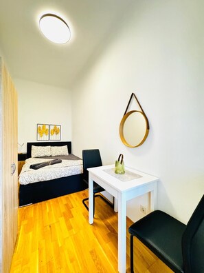 Basic Room | Iron/ironing board, free WiFi - Cozy 2BR for 5 Near Schönbrunn (Vienna)