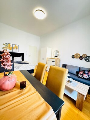 Basic Room | Iron/ironing board, free WiFi - Cozy 2BR for 5 Near Schönbrunn (Vienna)