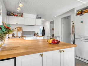 Kjøleskap, ovn, oppvaskmaskin og kjøkkenutstyr