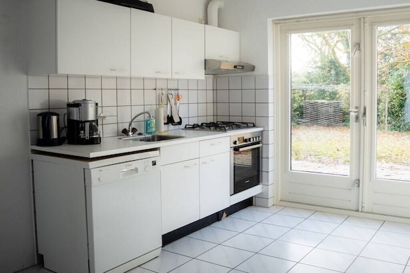 Réfrigérateur, micro-ondes, plaque de cuisson, lave-vaisselle