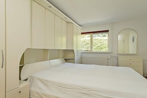 3 bedrooms, iron/ironing board, free WiFi