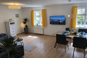 Smart TV, books - to the lakeside promenade (Überlingen)