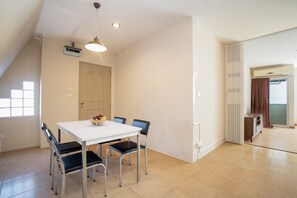 Suite superior, vistes a la ciutat | Zona de menjador de l'habitació