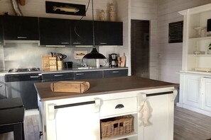 Réfrigérateur, micro-ondes, plaque de cuisson, lave-vaisselle