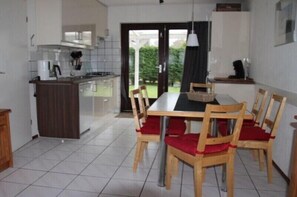 Réfrigérateur, micro-ondes, plaque de cuisson, lave-vaisselle