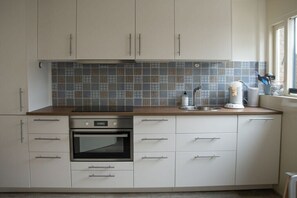 Réfrigérateur, micro-ondes, plaque de cuisson, lave-vaisselle