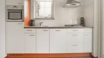 Kjøleskap, mikrobølgeovn, kokeplater og oppvaskmaskin