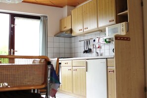Réfrigérateur, micro-ondes, plaque de cuisson, lave-vaisselle
