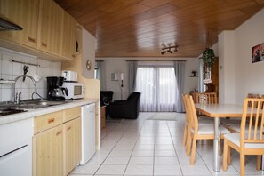 Kylskåp, mikrovågsugn, spishäll och diskmaskin