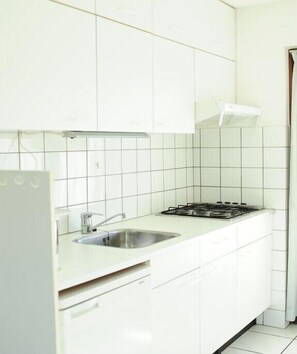 Réfrigérateur, micro-ondes, plaque de cuisson, lave-vaisselle