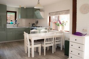 Réfrigérateur, micro-ondes, plaque de cuisson, lave-vaisselle