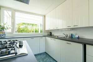 Fridge, microwave, oven, stovetop - Huijsmans Verhuur Type de Luxe Plus Mosselbank (Ouddorp)