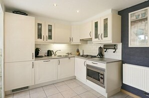 Jääkaappi, mikroaaltouuni, liesi, astianpesukone