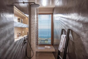 Douche, séchoir à cheveux, serviettes fournies