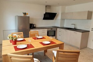 Kylskåp, mikrovågsugn, ugn och spishäll