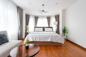 5 bedrooms, desk, WiFi, bed sheets