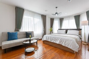 5 bedrooms, desk, WiFi, bed sheets