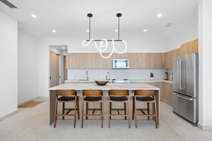 Kühlschrank, Mikrowelle, Ofen, Geschirrspüler