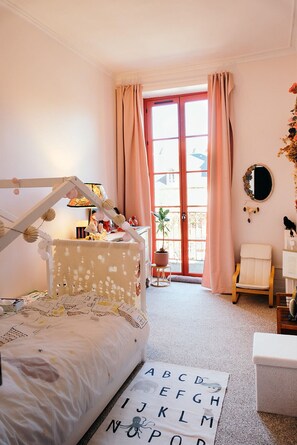 4 bedrooms, iron/ironing board, WiFi, bed sheets