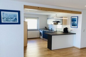 Réfrigérateur, micro-ondes, plaque de cuisson, lave-vaisselle