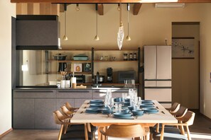 Villa de lujo, vistas a la piscina | Cocina privada | Frigorífico grande, microondas, placa de cocina y lavavajillas