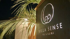 Une enseigne pour «Villa Sense» avec un logo circulaire et le nom «Kujukuri» en dessous.
