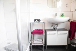 Douche, séchoir à cheveux, serviettes fournies