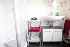 Shower, hair dryer, towels - Apartment 'Auszeit Am See' with Shared Garden, Balcony and Wi-Fi (Moos)
