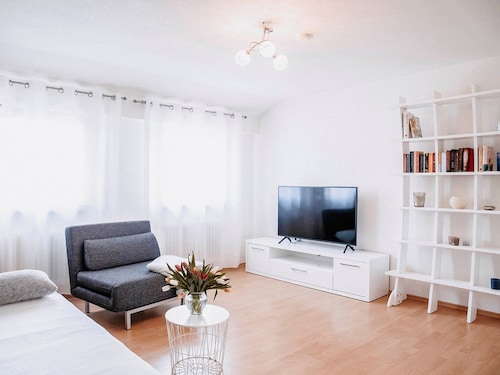 Apartment 'Auszeit Am See' with Shared Garden, Balcony and Wi-Fi