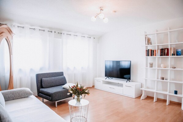TV, stereo - Apartment 'Auszeit Am See' with Shared Garden, Balcony and Wi-Fi (Moos)