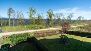 A park with a dirt path, green grass, and trees. - Holiday Apartment 'Am Hochufer - First Row' with Sea View, Balcony and Wi-Fi (Sellin)