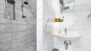 Een douche, een haardroger, handdoeken