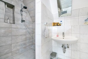 Shower, hair dryer, towels - Apartment 'Neue Ruhige Ferienwohnung' with Lake View and Wi-Fi (Klein Wittensee)