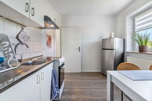 Kühlschrank, Mikrowelle, Ofen, Herdplatte