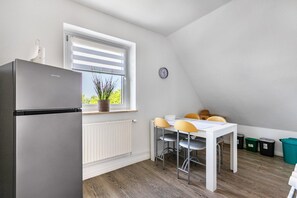 Dining - Apartment 'Neue Ruhige Ferienwohnung' with Lake View and Wi-Fi (Klein Wittensee)
