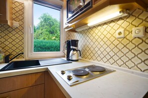 Fridge, microwave, stovetop, coffee/tea maker