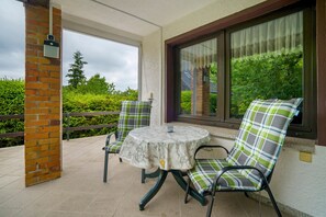 Outdoor dining - Holiday Home 'Carpin' with Private Terrace, Garden and Wi-Fi (Carpin)