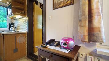 Køleskab, mikrobølgeovn, kogeplade, kaffe-/temaskine