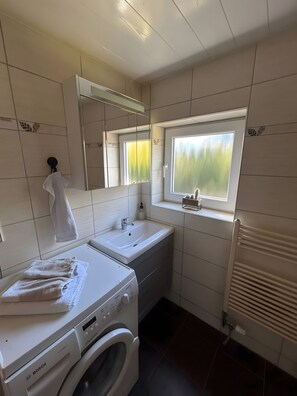 Dusche, Haartrockner, Handtücher