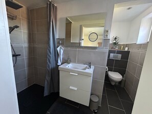 Dusche, Haartrockner, Handtücher