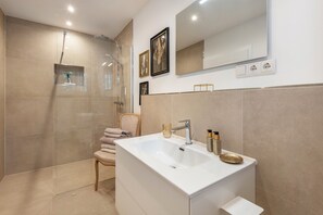 Douche, séchoir à cheveux, serviettes fournies