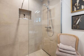 Dusche, Haartrockner, Handtücher