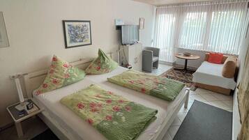 1 bedroom, WiFi (free), bed sheets